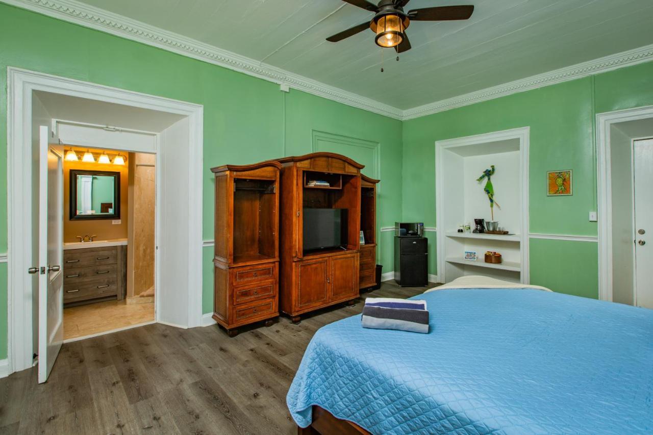 Отель Victoria House Frederiksted Экстерьер фото